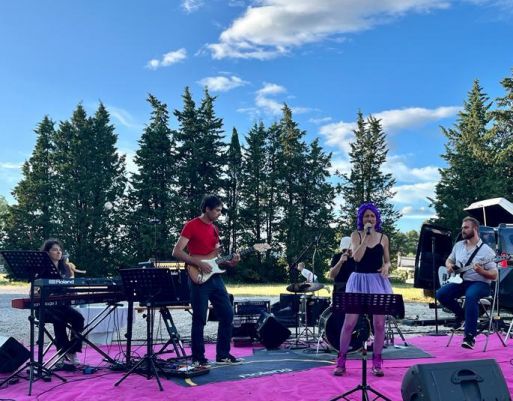 Groupe de musique en concert en extérieur sur la scène de St. Théodorit